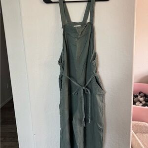 Green Linen Overalls with Adjustable Straps and pockets